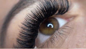 Oko sa gustim trepavicama